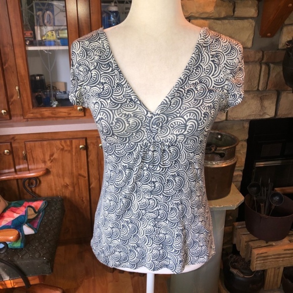 BANANA REPUBLIC SIZE XS BLUE AND CREAM CAP SLEEVE STRETCH BLOUSE V/NECK